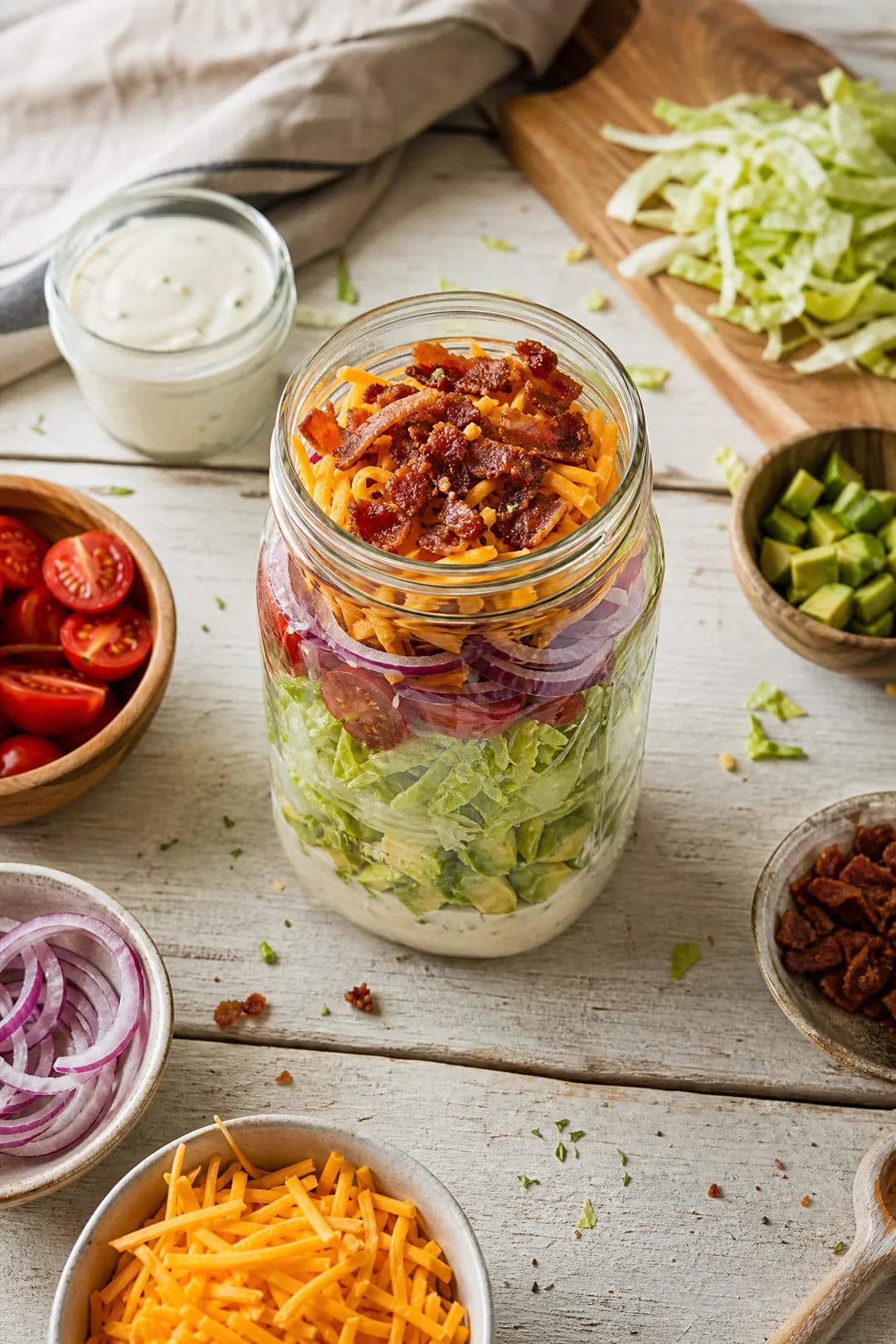 Salade au bacon et au cheddar dans un bocal Mason