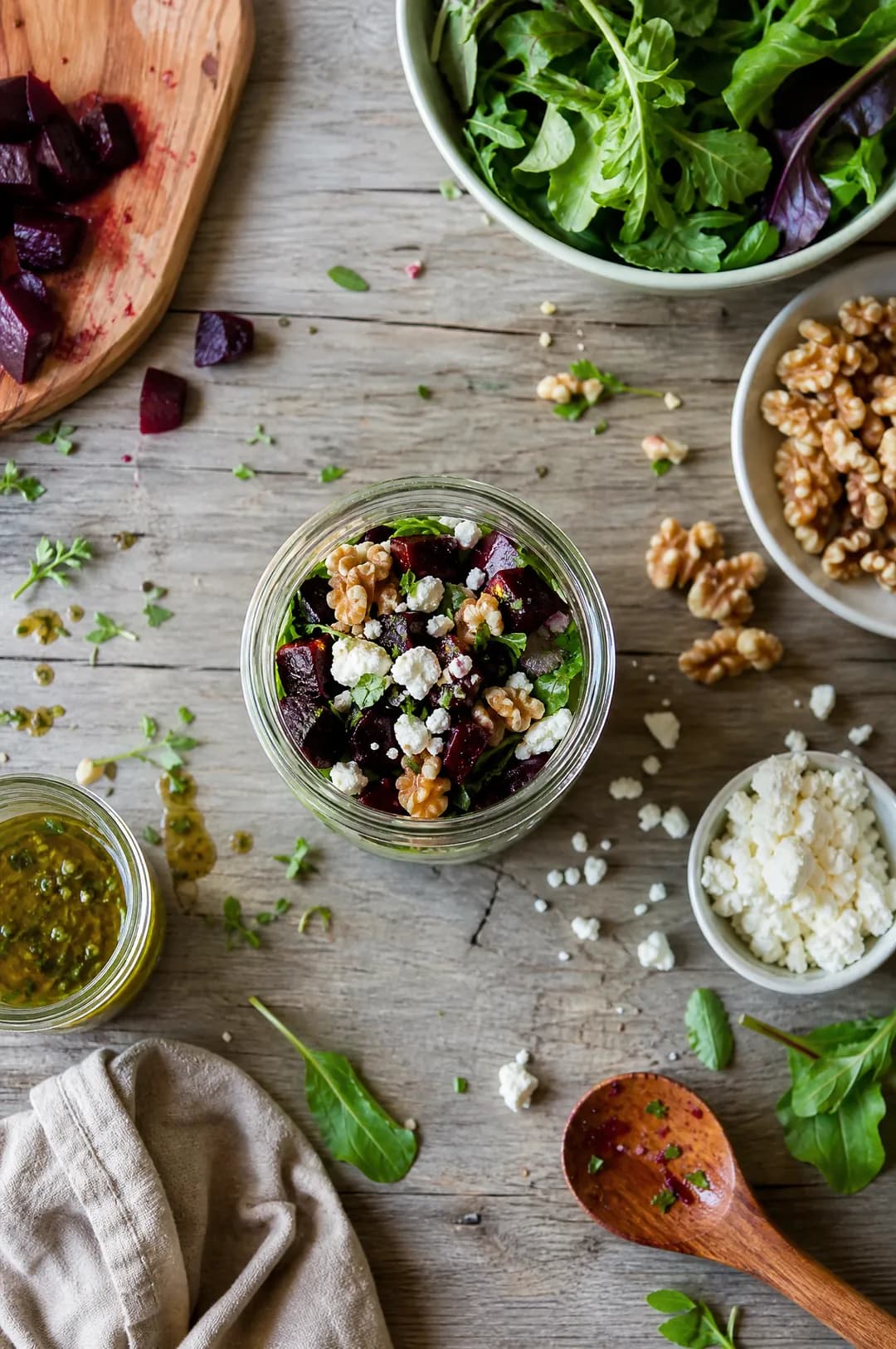 Salade de betteraves rôties et de fromage de chèvre dans un pot Mason