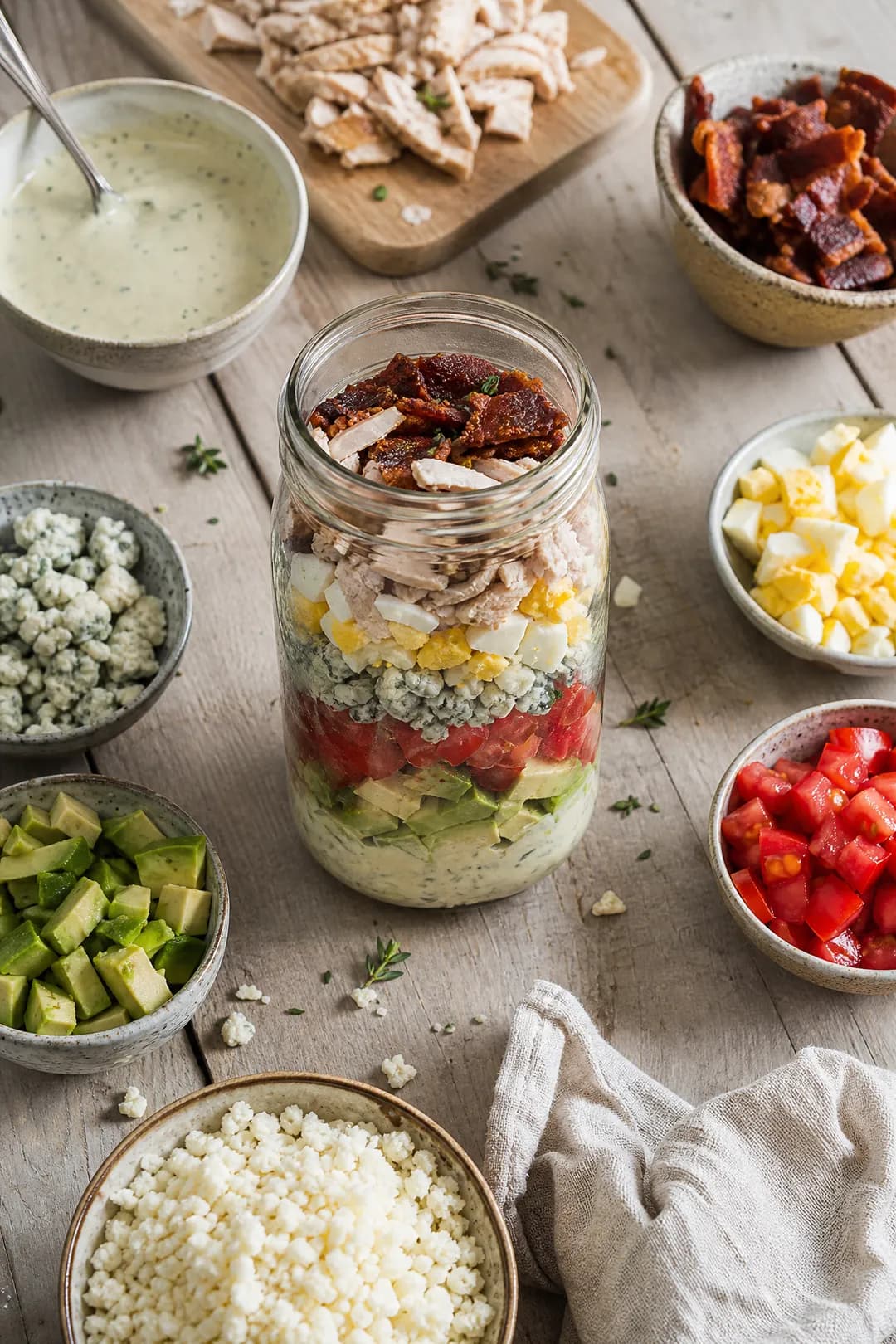 Salade de chou-fleur Cobb dans un bocal Mason