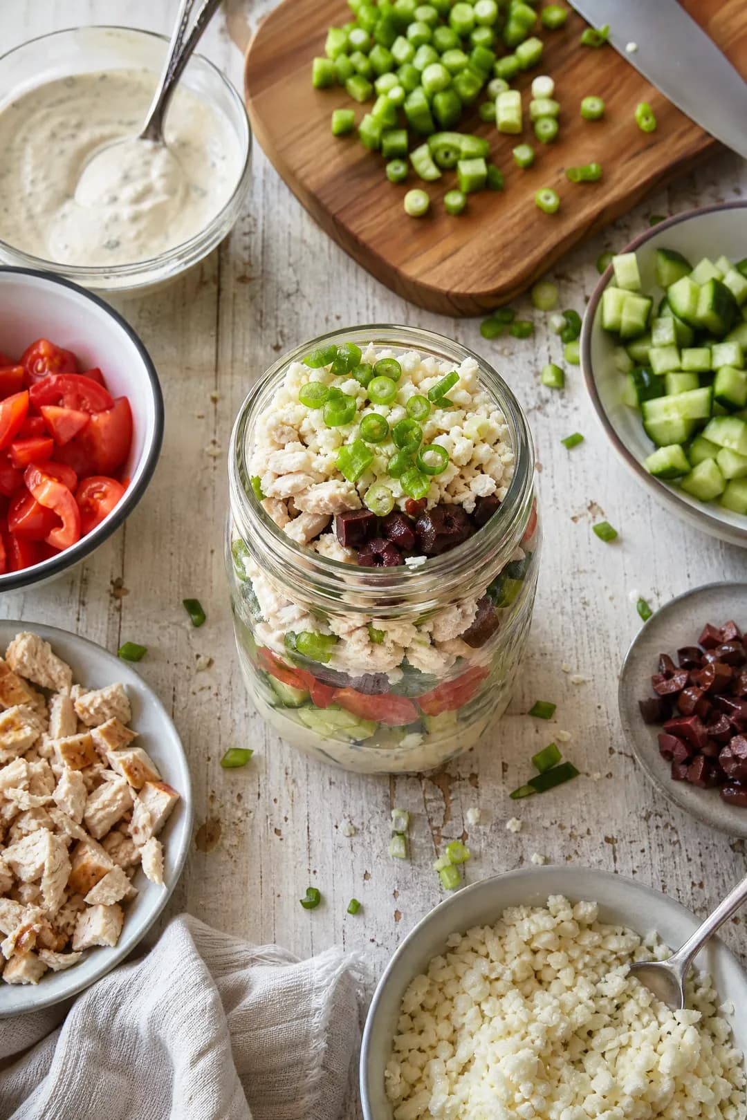 Salade grecque de chou-fleur dans un bocal Mason