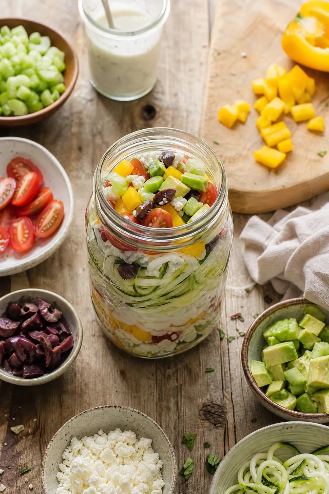 Salade grecque de nouilles de riz dans un bocal Mason