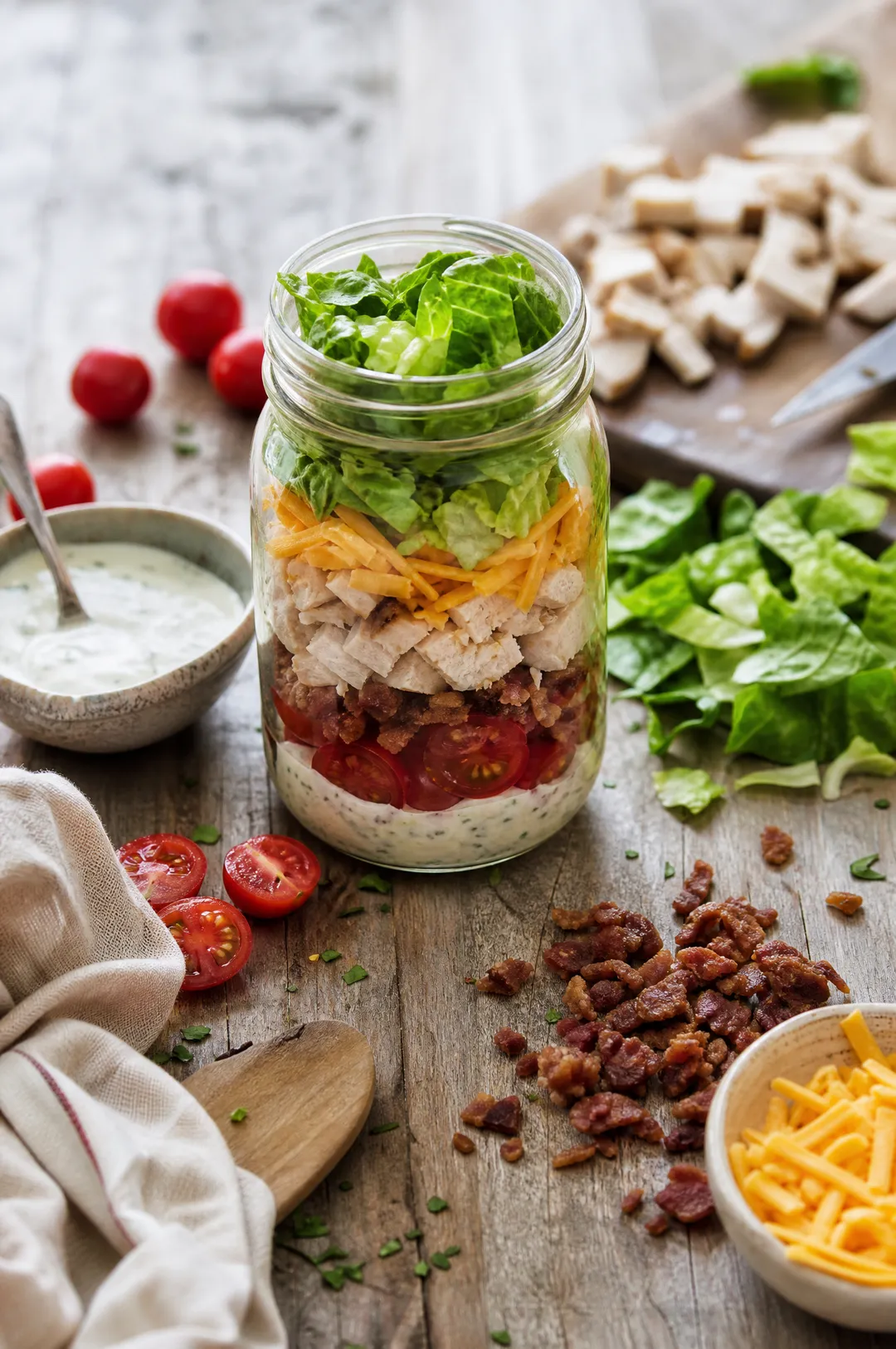 Club de salade au bacon et à la dinde dans un bocal Mason